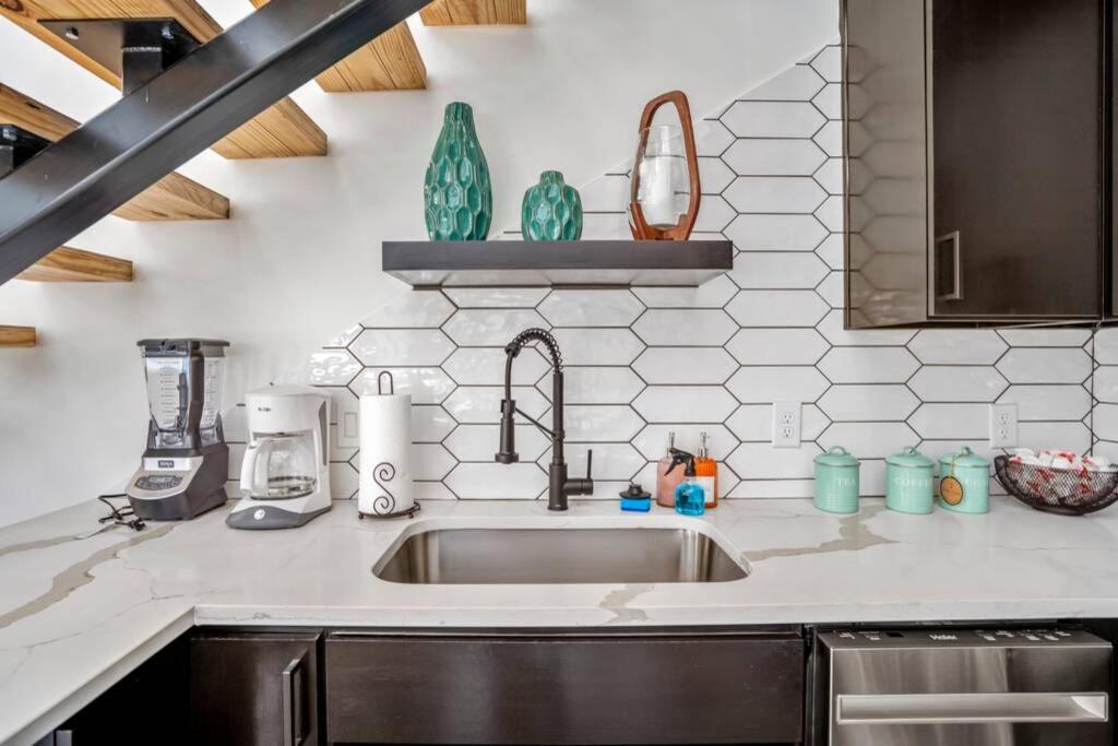 Quantum Tiny Loft At East End Revitalized Houston Bagian luar foto